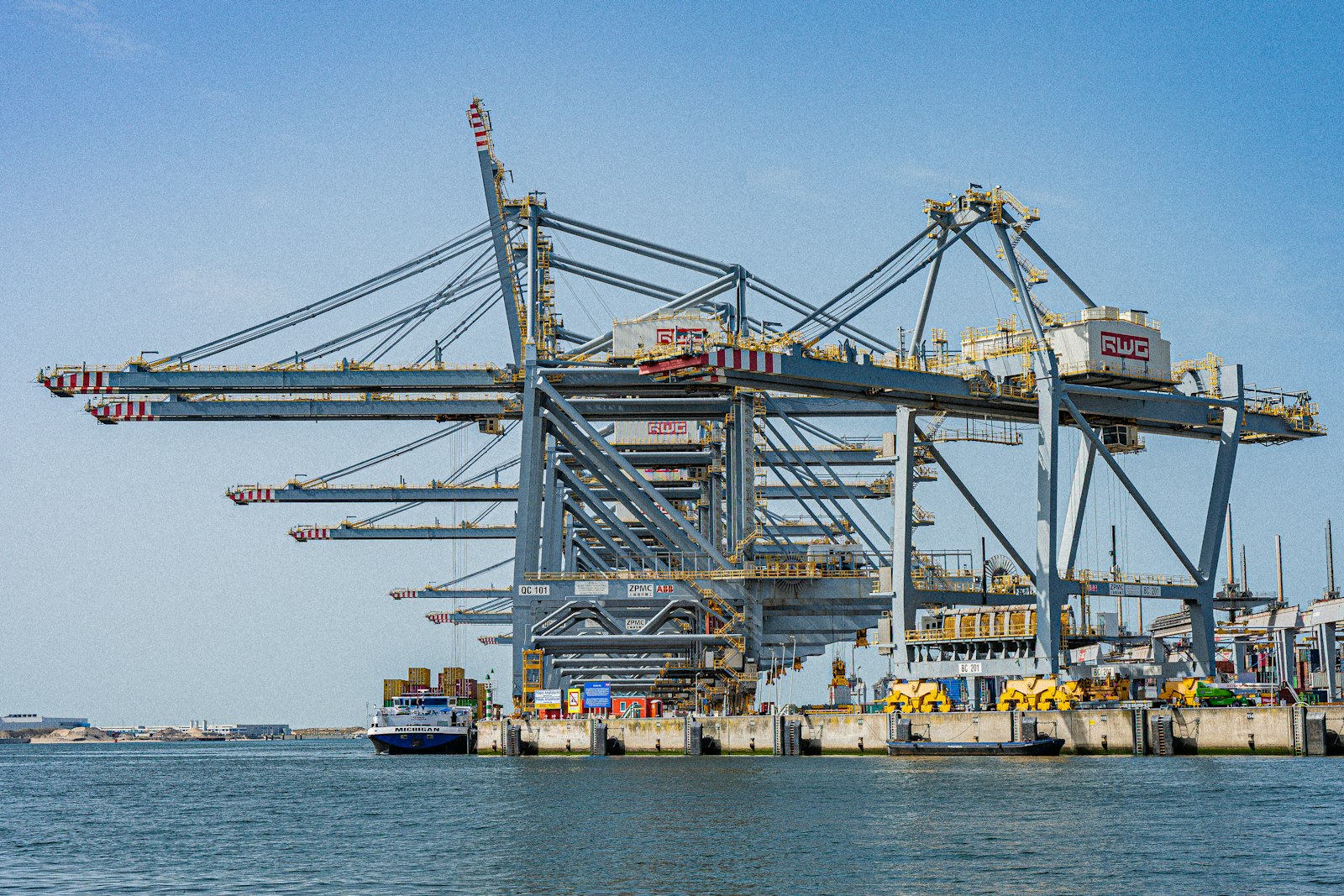 Containerbrücken beim Umschlag im Seehafen