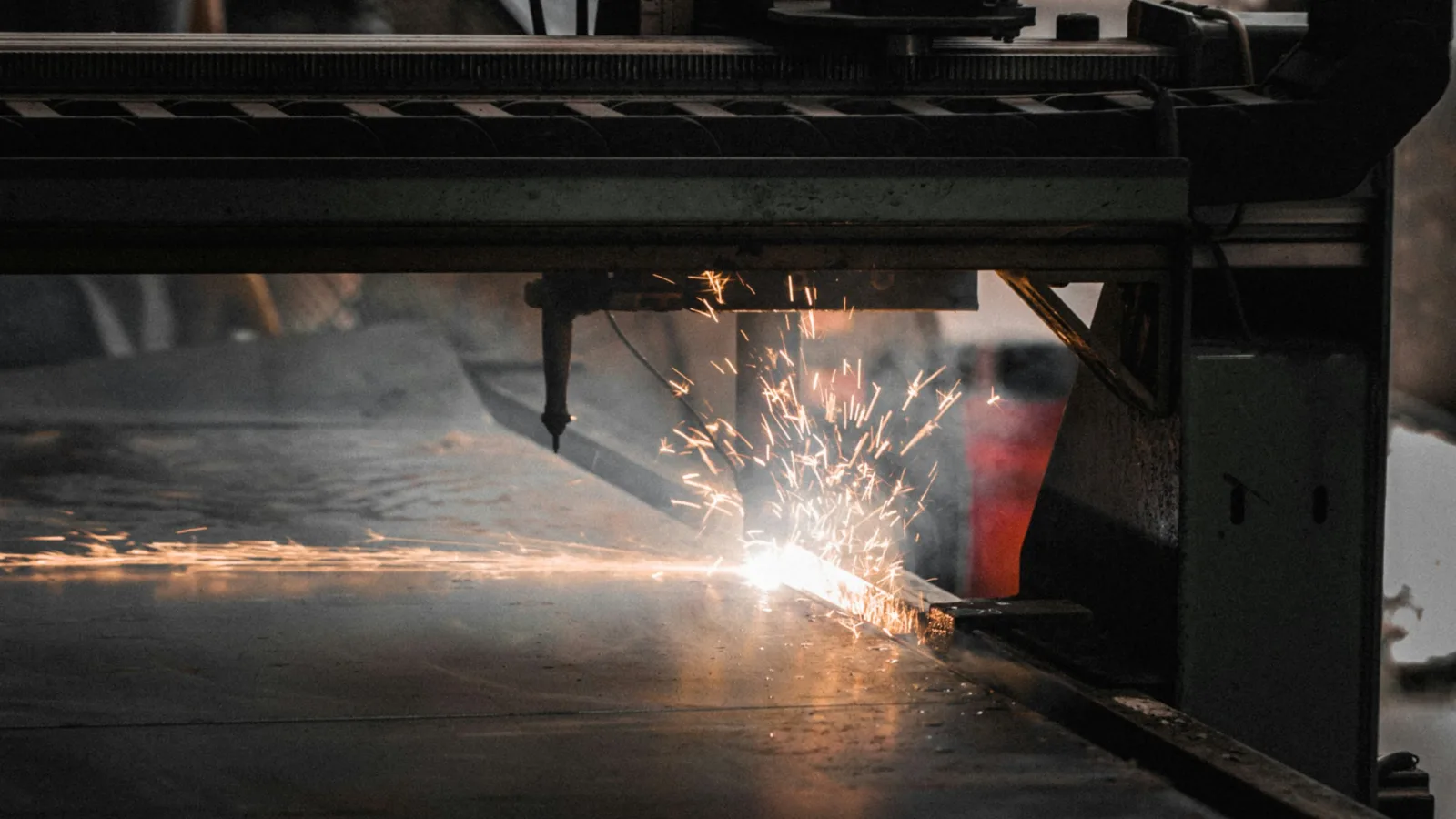 Lasergestützter Metallzuschnitt in der industriellen Fertigung