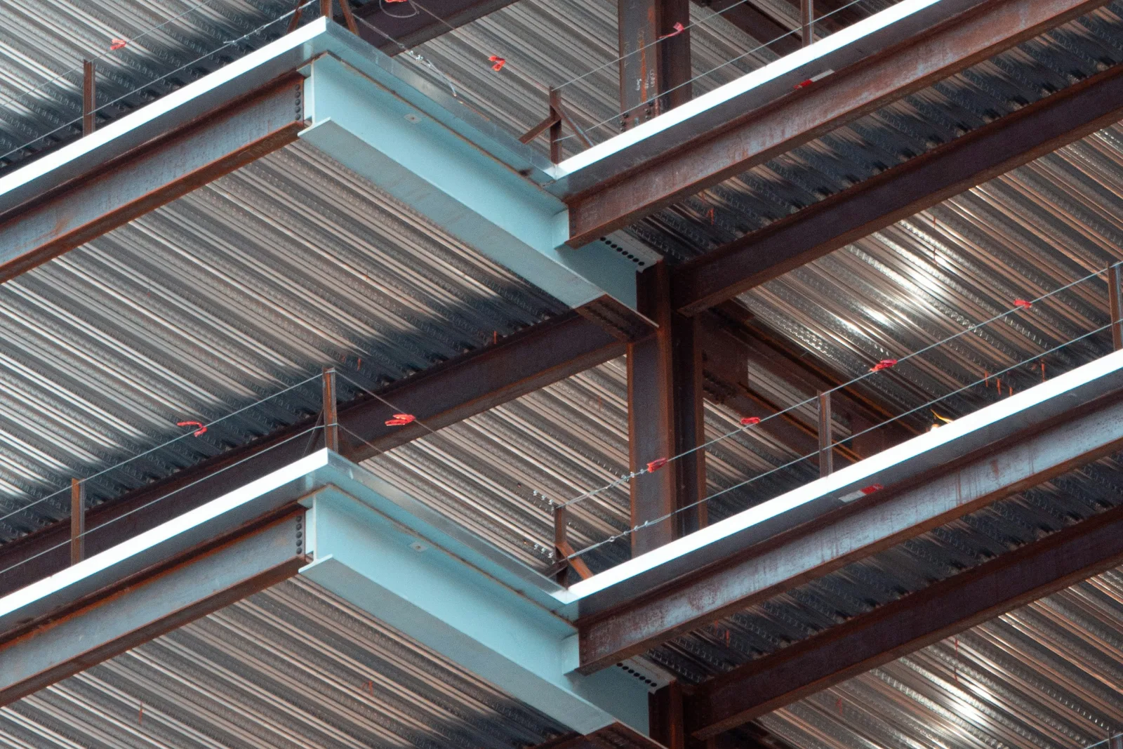 Stahltragwerk mit Trapezblechdecke im Rohbau