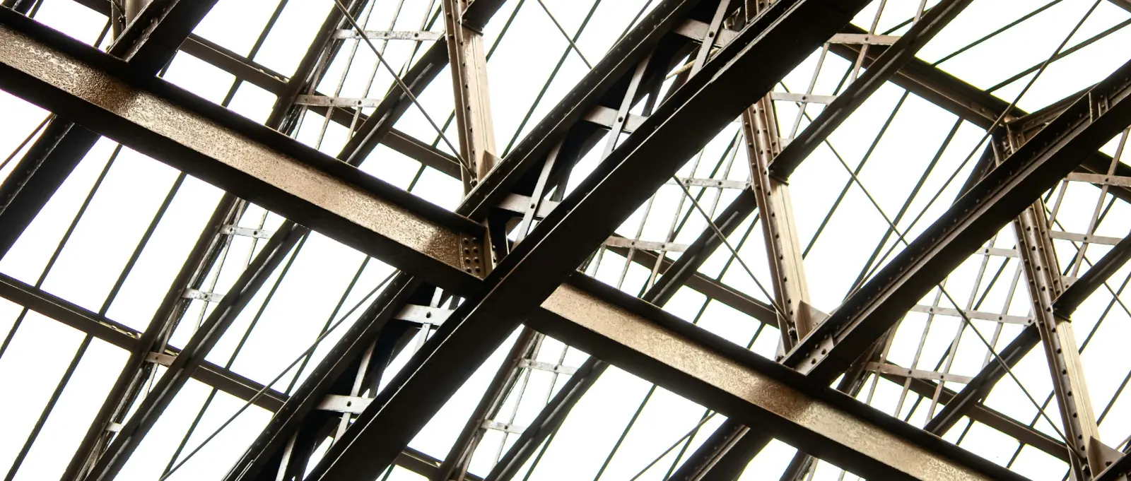 Stahltragwerk einer Dachkonstruktion mit Bindern, Pfetten und Zugstangen